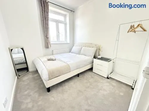 Room in Portsmouth close to Fratton Station - Image 1