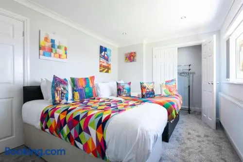 ELROI Willerby Road Boho Comfy Home 2 Bedrooms - Image 1