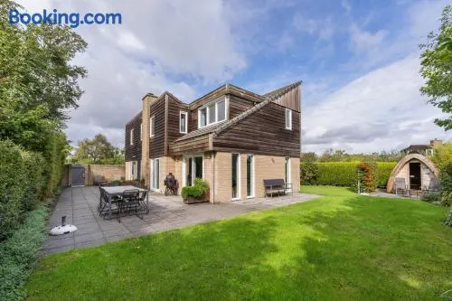 Luxe vrijstaande recreatiewoning met tuinsauna - Image 1