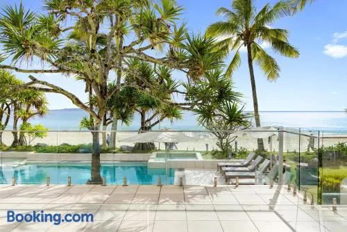 Fairshore 12: Absolute Beachfront, Direct Beach & Pool Access - Image 1