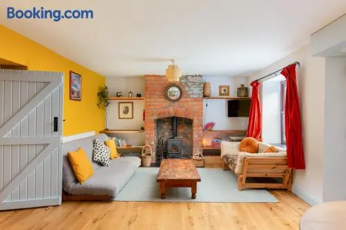 Cosy Cottage nr The Cotswolds Private Parking - Image 1