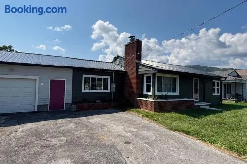 Spacious Renovated Ranch Retreat - Tackett Creek - Image 1