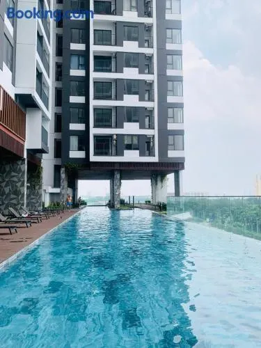 The Emerald Golf View-Cozy 2BR Apt w Pool,Gym,near Aeon Mall, Vsip - ThuanAn Center - Image 1