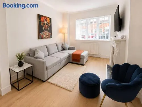 Modern 3 Bed House Ideal for Contractors - Image 1