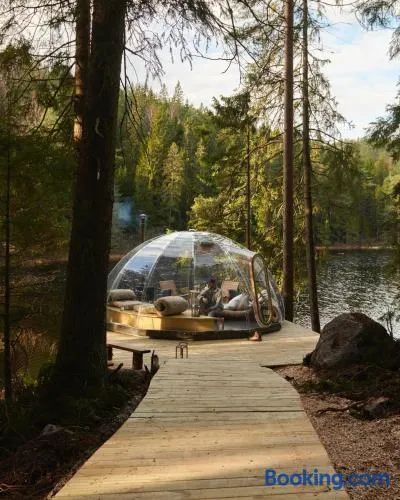 Spectalular glass-iglo suite by a fairytale lake - Image 1