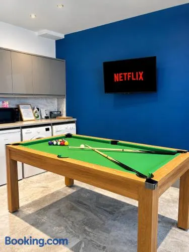 4BR Executive Accommodation with Private Parking Fast Wi-Fi - Image 1