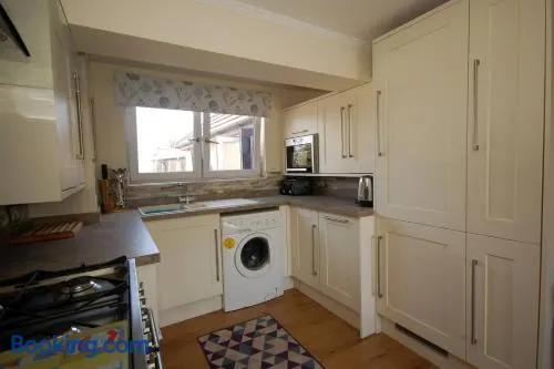 Broxbourne Two-Bedroom Apartment Close To Amenities - Image 1