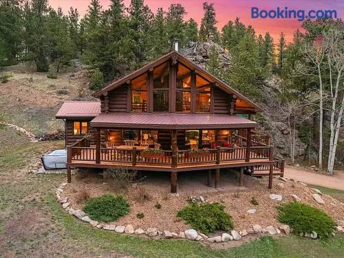 Classic Log Cabin near Rocky Mountain National Park and near Skiing - Image 1