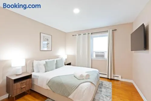 3Br Apt in West New York with Private Parking and Rooftop - Image 1