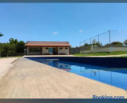 Casa 2 qts em condomínio, 15 min do Moto GP - Image 1