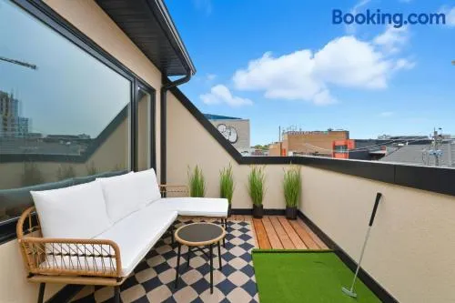 Spacious 3BR Downtown Hub Workspace & Fast WiFi - Image 1