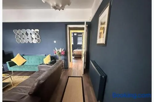 Apartment Sleeps 4 with Enclosed Garden - Image 1