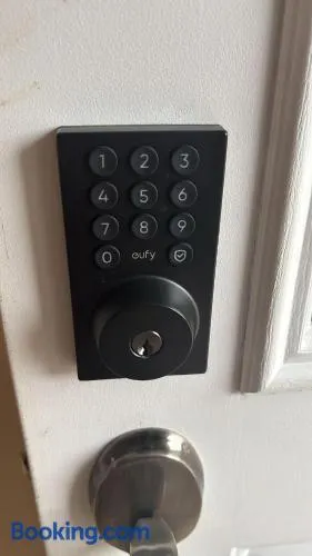 Budget Stay In Heart of Waterloo-Free Wifi-Parking - Image 1