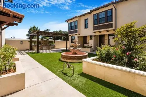 Newly Built Pasadena Retreat Parking Great Location - Image 1