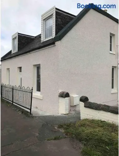 4 bed bungalow near Airport - Image 1