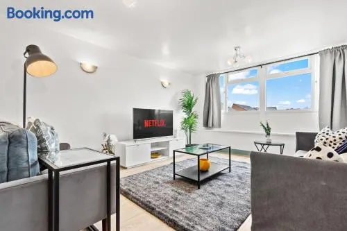 Cozy work-ready home near City Centre with Netflix and Parking - Image 1
