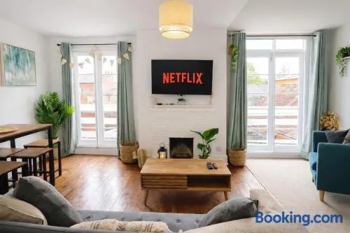 Modern 2Bedroom Apartment Free Private Parking Woodbridge Central - Image 1