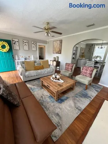 Charming 3BR Minutes to Moody AFB, Downtown & VSU - Image 1