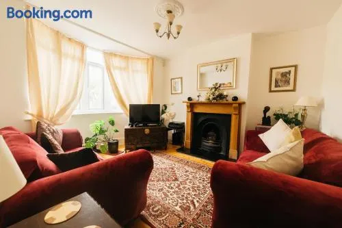 Chesterfield - Friendly Two-Bedroom Home with Leafy Garden & Parking - Image 1