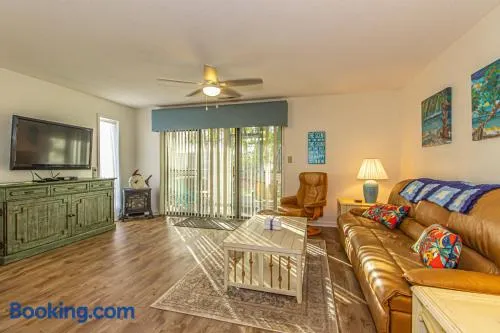 2 Bed 2 Bath Ground Level Golf Colony 33I Only 2 Miles To The Beach - Image 1