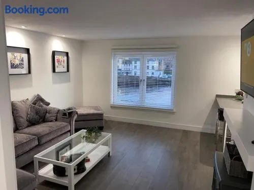 Stunning Refurbished 1 Bedroom, Harbour Apartment. - Image 1
