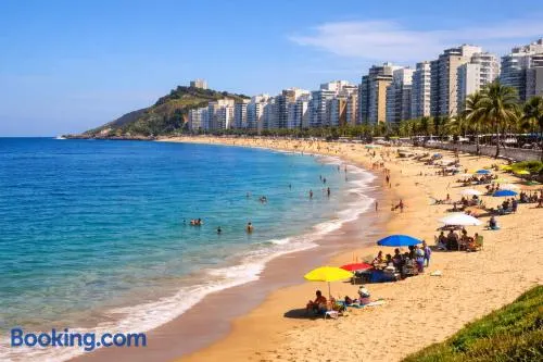 Apartamento confortável, 12 minutos da Praia da Costa - Image 1