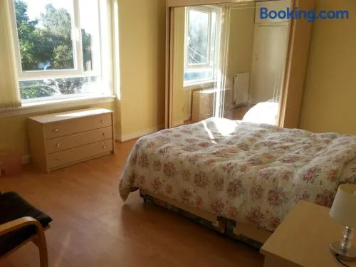 Comfortable Rooms With Work Desks In Cheerful Apartment Glasgow City - Image 1