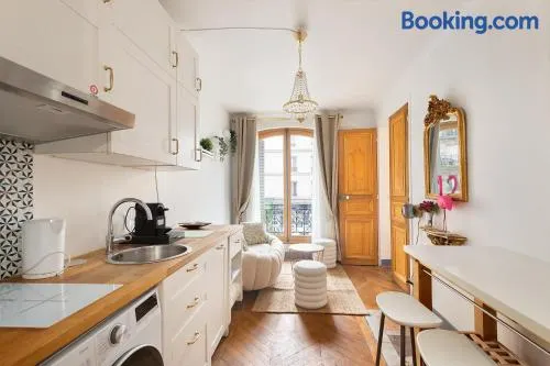 Haussmannian elegance close to Montmartre - Image 1