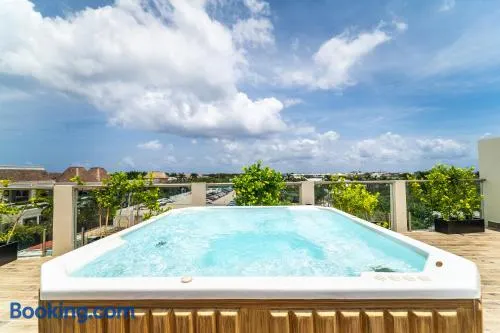 2 BD Suite with Balcony, Gym, Rooftop Pool, Hot Tub - Image 1