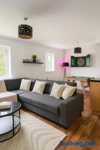 Cosy 2BR Flat in Altrincham Pets Welcome Parking - Image 1