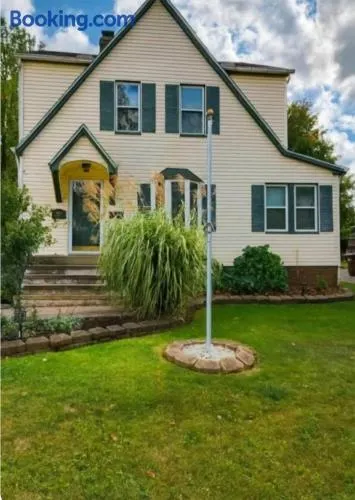 Spacious Three Bedroom Parma Home Sleeps six Near Cleveland - Image 1