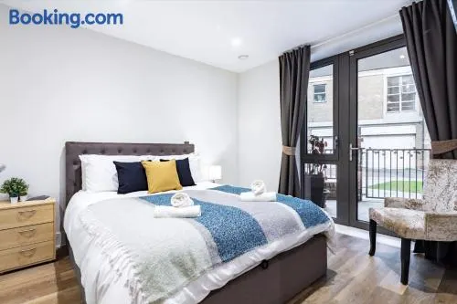 Modern 1-Bed Flat with Private Patio nr London Bridge - Image 1