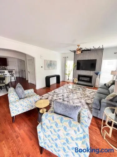 Modern Downtown ATL Retreat - Image 1