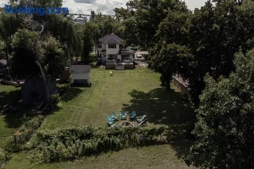 Luxurious Lakeview Oasis in the Heart of Hamilton With Large Backyard - Image 1