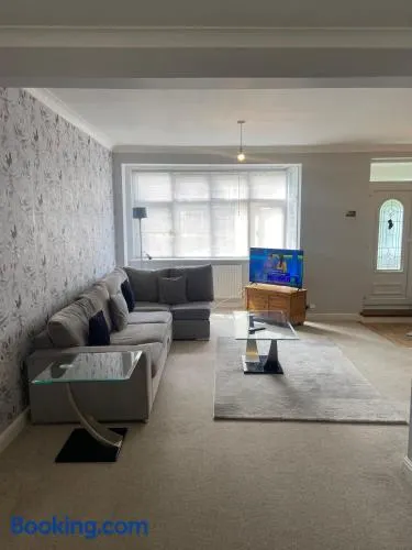 3 bed house Winchster Road Chingford sleep 7 people 3 beds one sofa bed - Image 1