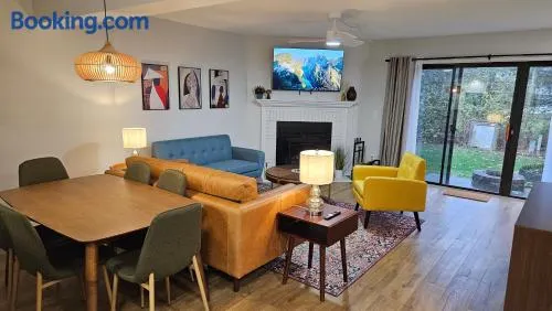 North Columbus Townhouse - Central, Updated, Fireplace - Image 1