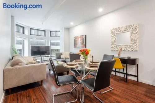 Central 1BDR Apartment on Bishop Central MTL - Image 1