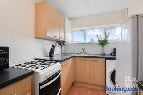 Contractors 4 Bed with Parking - Image 1