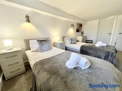 Fantastic convenient 2 Bedroom 2 bathroom Perfect for Stansted Airport, 3 minute walk to Bishops Stortford Train Station! - Image 1
