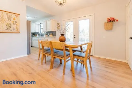 Cozy retreat and views near campus with gourmet kitchen - Image 1