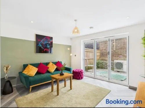 Elegant 3-Bed Near Station, Pantiles & Calverley - Image 1