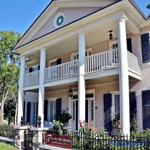 The Carriage House Flat - Downtown Paris Canada - Image 1