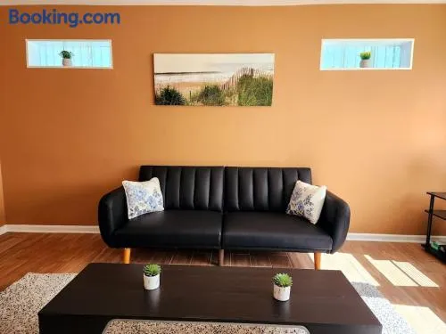 Modern 2 Beds Apt close Downtown - Image 1