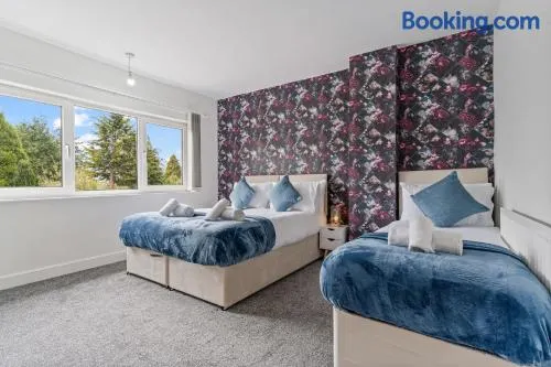2 Van Parking - 3 Bedroom Home 2 Kings 2 Singles 4 TO 6 Beds - Fantastic House NR Edgbaston Moseley Kings Heath Digbeth Lawley Middleway Curzon Street- Solihull-NEC-JLR-BHX HS2 Works and More - by Samina Arz Stays - Image 1