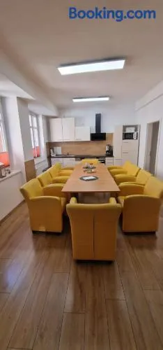 Für Gruppen und Familien - große Ferienwohnung Nähe Stadtpark, 4 Schlafzimmer, 2 Bäder, Terrasse, Parkplatz - Image 1