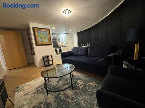 Modern 2-Bed Apartment Near Watford Junction - Image 1