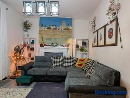 3 Large bedrooms sleeps 5 free WiFi with 5 cozy beds on site parking in Scunthorpe - Image 1