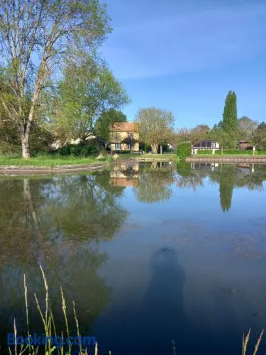 Au calme 2 grandes chambres 65m2 devant le canal animaux ok - Image 1