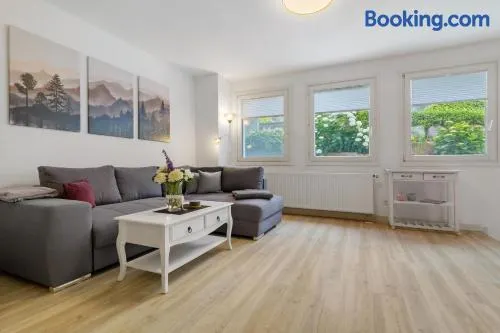 Charmant appartement entièrement équipé avec internet haut débit, terrasse et jardin | Vue jardin - Image 1