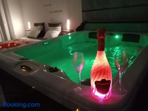 Nuit romantique avec Jacuzzi SPA privatif proche TOULOUSE - Image 1